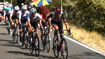 Los ciclistas españoles del UAE Emirates Marc Soler y Juan Ayuso compiten durante una etapa de La Vuelta.