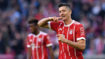 Bayern Munich's Polish striker Robert Lewandowski celebrates after he scored 4:0 during the German First division Bundesliga football match FC Bayern Munich vs SC Freiburg in Munich, southern Germany, on October 14, 2017. / AFP PHOTO / Christof STACHE / RESTRICTIONS: DURING MATCH TIME: DFL RULES TO LIMIT THE ONLINE USAGE TO 15 PICTURES PER MATCH AND FORBID IMAGE SEQUENCES TO SIMULATE VIDEO. == RESTRICTED TO EDITORIAL USE == FOR FURTHER QUERIES PLEASE CONTACT DFL DIRECTLY AT + 49 69 650050