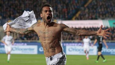 Dani Alves celebra un gol con la Juventus.