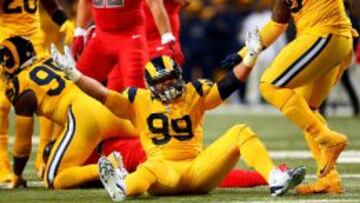 Es difícil jugar mejor en defensa de lo que lo ha hecho Aaron Donald esta temporada en los Rams.