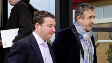 <b>DÚO TÉCNICO. </b>Emilio de Dios y Manuel Preciado, ayer junto a las puertas de las oficinas de Mareo.