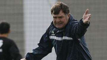 <b>MOTIVANDO. </b>Camacho, dando instrucciones en el ensayo de ayer.