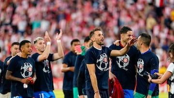 Girona, 04/05/2024. Los jugadores del Girona celebran la clasificación de su equipo para la Liga de Campeones a la finalización del encuentro correspondiente a la jornada 34 de Primera División que Girona y FC Barcelona han disputado hoy sábado en el estadio municipal de Montilivi, en la localidad gerundense. EFE/David Borrat.
