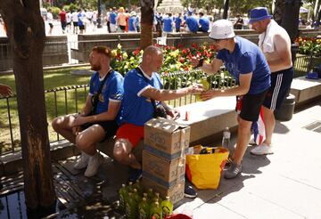 Miles de aficionados del Eintracht y del Rangers FC esperan la hora del partido disfrutando de la ciudad de Sevilla.