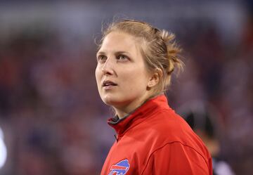 Fue la primera mujer entrenadora a tiempo completo en la NFL. Desde 2016 es la entrenadora de control de calidad de equipos especiales para los Buffalo Bills. Kathryn Smitha desde 2015 trabaj車 para Rex Ryan, como ayudante administrativa, y durante 12 a?os estuvo asociada a los New York Jets, incluyendo los seis en los que Rex Ryan fue el entrenador.