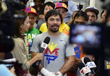 El boxeador filipino y campeón mundial en ocho divisiones Manny Pacquiao entrena frente periodistas, en el club de boxeo Wild Card, en Hollywood, California (EE.UU.). Pacquiao se enfrentará a Floyd Mayweather Jr. en una pelea por el título mundial unificado peso welter, en Las Vegas, el próximo 2 de mayo.