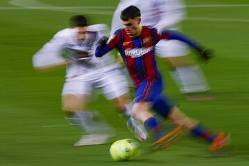 Pedri con el balón.