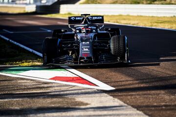 Alfa Romeo estrena el C39 con un alerón al límite. Con una decoración gris y negra y un diseño similar al de su predecesor, Kimi Raikkonen ha completado 100 kilómetros en el circuito de Fiorano.