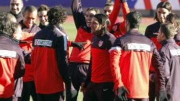 El Tigre, rodeado por sus compa&ntilde;eros, durante un entrenamiento del Atl&eacute;tico en el Cerro del Espino.