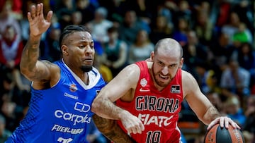 El base del Basket Girona, Quino Colom (d), con el bal¨®n ante el jugador estadounidense del Fuenlabrada, Jordan Caroline, durante el partido de Liga Endesa que disputan este s¨¢bado en el Pabell¨®n Polideportivo Municipal Fernando Mart¨ªn de Fuenlabrada.