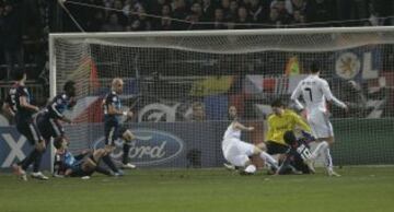 Lloris no puede detener el disparo de Benzema... Es ¡gol del Madrid!