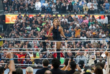 Becky Lynch es presentada antes de su combate frente a AJ Lee por el Campeonato Intercontinental Femenino durante WrestleMania 42, celebrado en el Allegiant Stadium de Las Vegas.