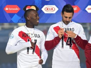 Peru's defender Luis Advincula and forward Claudio Pizarro (R) are seen on the podium at the end of their Copa America third place football match against Paraguay in Concepcion, Chile on July 3, 2015. Peru won 2-0.  AFP PHOTO / LUIS ACOSTA