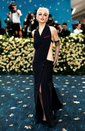 Emma Chamberlain, creadora de contenido, empresaria y modelo posando en la alfombra roja.