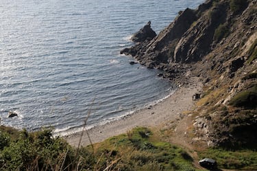 
En Salobreña también nos encontramos con esta cala de tan solo 86 metros de longitud ubicada entre acantilados. Se trata de una playa de grava en la que solo encontrarás rocas, mar y cielo abierto, nada de chiringuitos ni duchas. Su nombre se debe a la urbanización más próxima, llamada Torre del Cambrón.