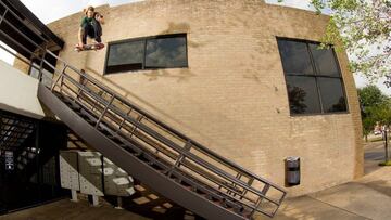 Aaron 'Jaws' Homoki saltando desde un tejado en su última vídeo parte STRFKR para Thrasher Magazine.