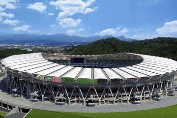 Shizuoka. 50.889 espectadores. También fue sede en el Mundial de fútbol de 2002 y de hecho llegó a albergar una semifinal. Inaugurado en 2001, es uno de los más grandes del país. El Júbilo Iwata y el Shimizu S-Puls ejuegan allí de locales.