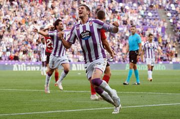 La locura se apoderó del Valladolid-Mirandés, un encuentro que en el minuto 81 iba 0-1 y acabó 3-2. Escudero aparece en este once tras haber marcado el gol más importante del partido, el que dio la victoria a los blanquivioletas, con un zurdazo descomunal.