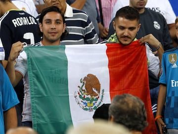 Dos aficionados ingresaron al inmueble de los merengues con una bandera del país en memoria por las víctimas del sismo.