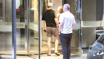 Conor Gallagher, anoche en la puerta del hotel en el que reside en Madrid a la espera de que se resuelva su futuro con el Atlético.