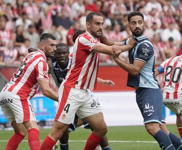 Alves espera turno para volver a la defensa