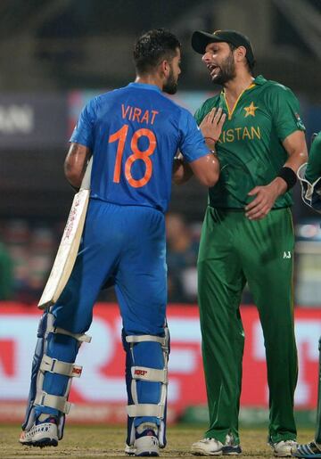 Virat Kohli shakes hand with Pakistan's captain Shahid Afridi after the game