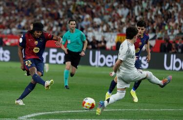 3-2. Mal pase de Luka Modric para Brahim Díaz que intercepta Jules Koundé. El francés avanza al balcón del área y dispara raso, ajustado a la derecha de Thibaut Courtois. Imparable para el guardameta del Real Madrid.