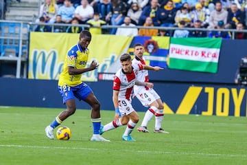 Moussa Diakit en una disputa de baln en la tarde de hoy en el Nuevo Mirandilla.