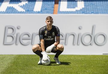 El joven portero ucraniano de 19 años ha sido presentado en el Santiago Bernabéu de la mano de Florentino Pérez y acompañado de su familia.