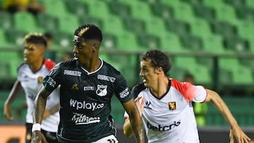 Colombia's Deportivo Cali Yony Gonz�lez (L) and Peru's Melgar Argentine Horacio Orzan vie for the ball during their Copa Sudamericana football tournament round of sixteen first leg match, at the Deportivo Cali stadium in Cali, Colombia, on June 29, 2022. (Photo by Juan BARRETO / AFP)