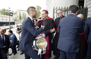 Los jugadores del Real Madrid llegan a la Catedral de La Almudena para ofrecer la Copa de Europa conseguida el día de ayer en Kiev tras vencer por 3 goles a 1 al Liverpool 