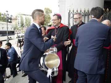 Los jugadores del Real Madrid llegan a la Catedral de La Almudena para ofrecer la Copa de Europa conseguida el día de ayer en Kiev tras vencer por 3 goles a 1 al Liverpool 