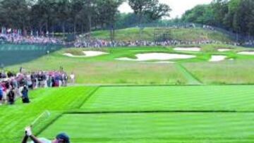 <b>EL 17, UN HOYO DECISIVO. </b>Stewart Cink pega un hierro en este par 3, donde cuidan mucho el tee.