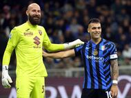 Milan (Italy), 05/10/2024.- Torino'Äôs goalkeeper Vanja Milinkovic-Savic (L) and Inter Milan'Äôs Lautaro Martinez react during the Italian Serie A soccer match between FC Inter and Torino FC at Giuseppe Meazza stadium in Milan, Italy, 05 October 2024. (Italia) EFE/EPA/MATTEO BAZZI