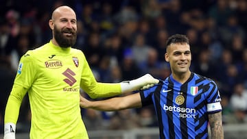 Milan (Italy), 05/10/2024.- Torino'Äôs goalkeeper Vanja Milinkovic-Savic (L) and Inter Milan'Äôs Lautaro Martinez react during the Italian Serie A soccer match between FC Inter and Torino FC at Giuseppe Meazza stadium in Milan, Italy, 05 October 2024. (Italia) EFE/EPA/MATTEO BAZZI
