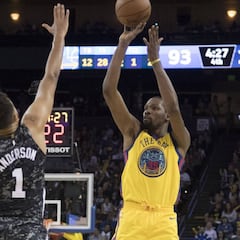 Durant (37+11+4+4) rescata a los Warriors tras la lesión de Curry