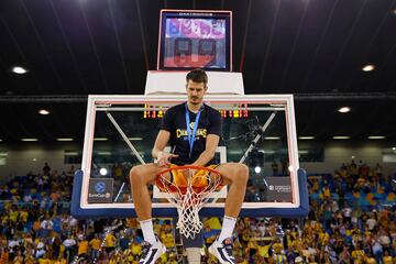 Triunfo, celebración y premio doble para el Gran Canaria. Campeón de la Eurocup y clasificación directa para la Euroliga la próxima temporada. En la imagen, Nico Brussino.