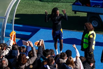 Los jugadores del Real Madrid al final del entrenamiento  atendieron a los aficionados que se dieron cita en el Di Stéfano, un día especial para la comunión del madridismo.