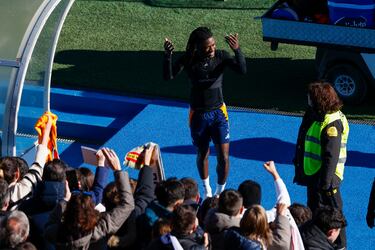 Los jugadores del Real Madrid al final del entrenamiento  atendieron a los aficionados que se dieron cita en el Di Stéfano, un día especial para la comunión del madridismo.