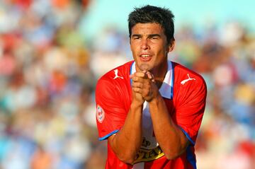 Delantero, jugó al lado de Gary Medel y su compratriota Damián Luna el 2009.