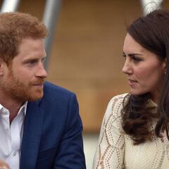 El atrevido regalo de Kate Middleton que Harry abrió delante de la reina