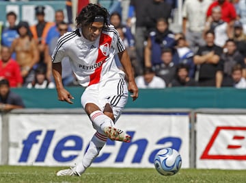 Radamel Falcao García debutó en River Plate el 29 de mayo de 2005 ante Gimnasia. Sus primeros goles llegaron el 2 de octubre de 2005 en la victoria 3-1 ante Independiente. En total, fueron 45 goles en 111 partidos.