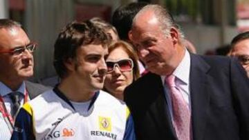 <b>HACED FOTOS, MEJOR QUE COPIEN</b> Don Juan Carlos quiso desearle suerte a Alonso antes de la carrera. Junto al asturiano y a Pedro de la Rosa recorrió los boxes y, al llegar al de Renault, posaron delante del R28 con las tripas abiertas. Fernando le dijo entre bromas a los fotógrafos: Haced fotos, pueden copiar lo que quieran. Mejor, que copien, que copien. En su paso por Ferrari, el bicampeón también bromeó con los mecánicos.