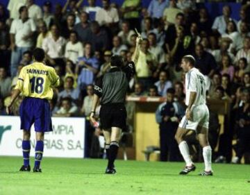 El colegiado Pérez Lasa le amonesta por una acción. Es la primera cartulina del encuentro. Luego la verían Samways, Nacho González y Hierro. Munitis sería expulsado...