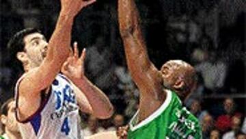 <b>IMPARABLE.</b> Ni Slater ni los otros pívots del Unicaja frenaron a Scola.