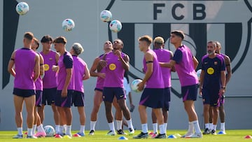 Los jugadores del Barcelona se ejercitan en Sant Joan Despí ayer por la mañana.