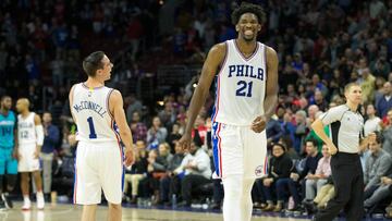 Joel Embiid y TJ McConell sonr&iacute;en tras el partido