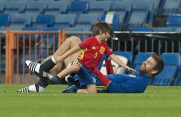 Piqué jugando con su hijo.