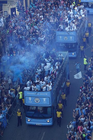 Seguidores del City celebrando el título liguero junto a la plantilla.