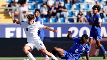 GR2022. RANCAGUA (CHILE), 02/10/2025.- Benja Cremaschi (i) de Estados Unidos disputa el balón con Rabby Nzingoula de Francia este jueves, en un partido del grupo E de la Copa Mundial Sub-20 entre Estados Unidos y Francia en el estadio Codelco El Teniente en Rancagua (Chile). EFE/ Elvis González